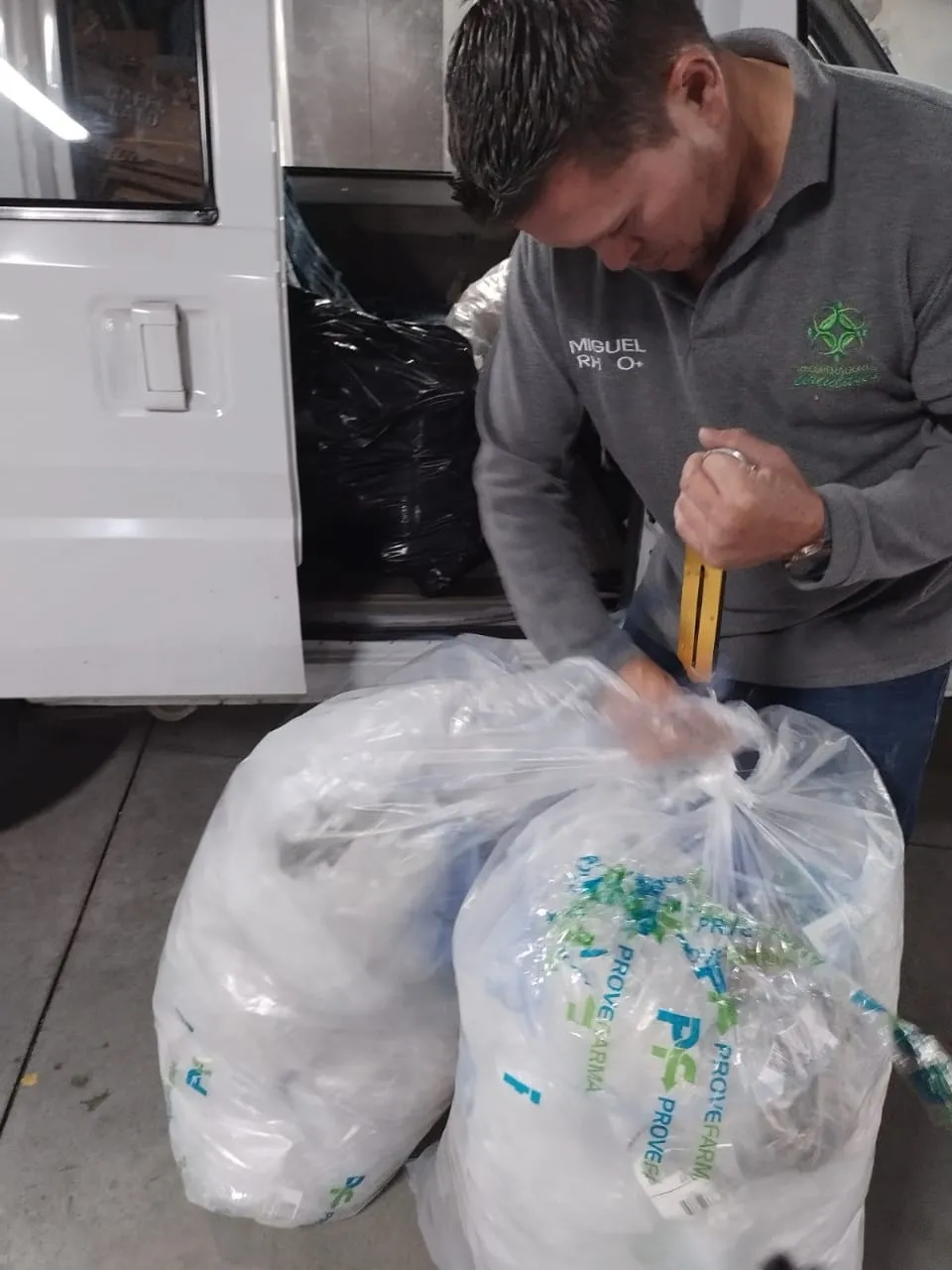 Pesaje de residuos plásticos recolectados en una empresa cliente
